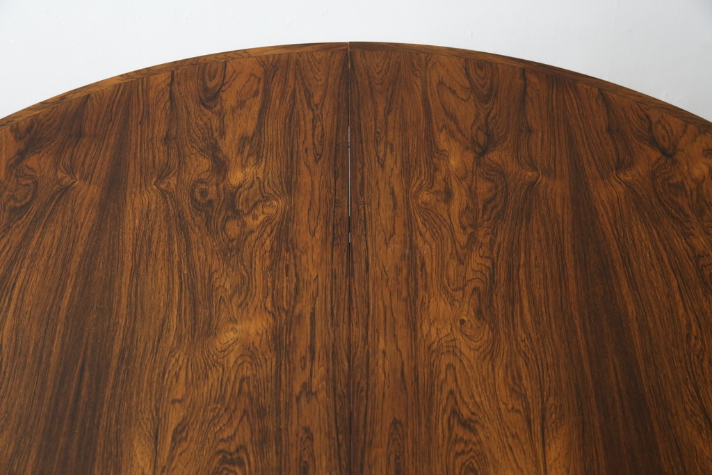 デンマークヴィンテージ　希少　ローズウッド材　Ole Hald(オーレ・ハルド)デザイン　天板のエッジが美しいラウンドダイニングテーブル　(R-086214)