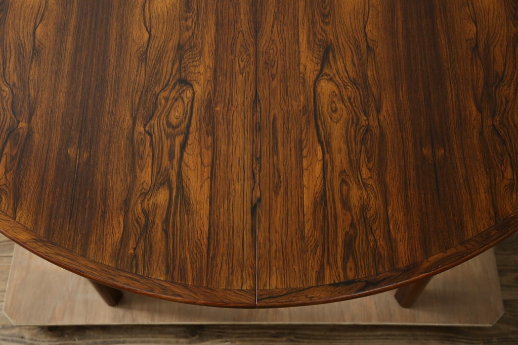 デンマークヴィンテージ　希少　ローズウッド材　Ole Hald(オーレ・ハルド)デザイン　天板のエッジが美しいラウンドダイニングテーブル　(R-086214)