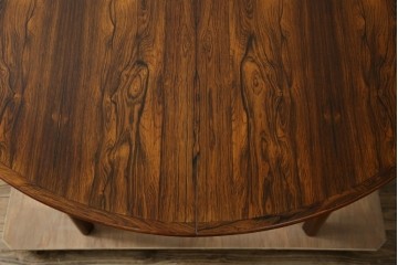 デンマークヴィンテージ　希少　ローズウッド材　Ole Hald(オーレ・ハルド)デザイン　天板のエッジが美しいラウンドダイニングテーブル　(R-086214)