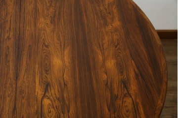 デンマークヴィンテージ　希少　ローズウッド材　Ole Hald(オーレ・ハルド)デザイン　天板のエッジが美しいラウンドダイニングテーブル　(R-086214)
