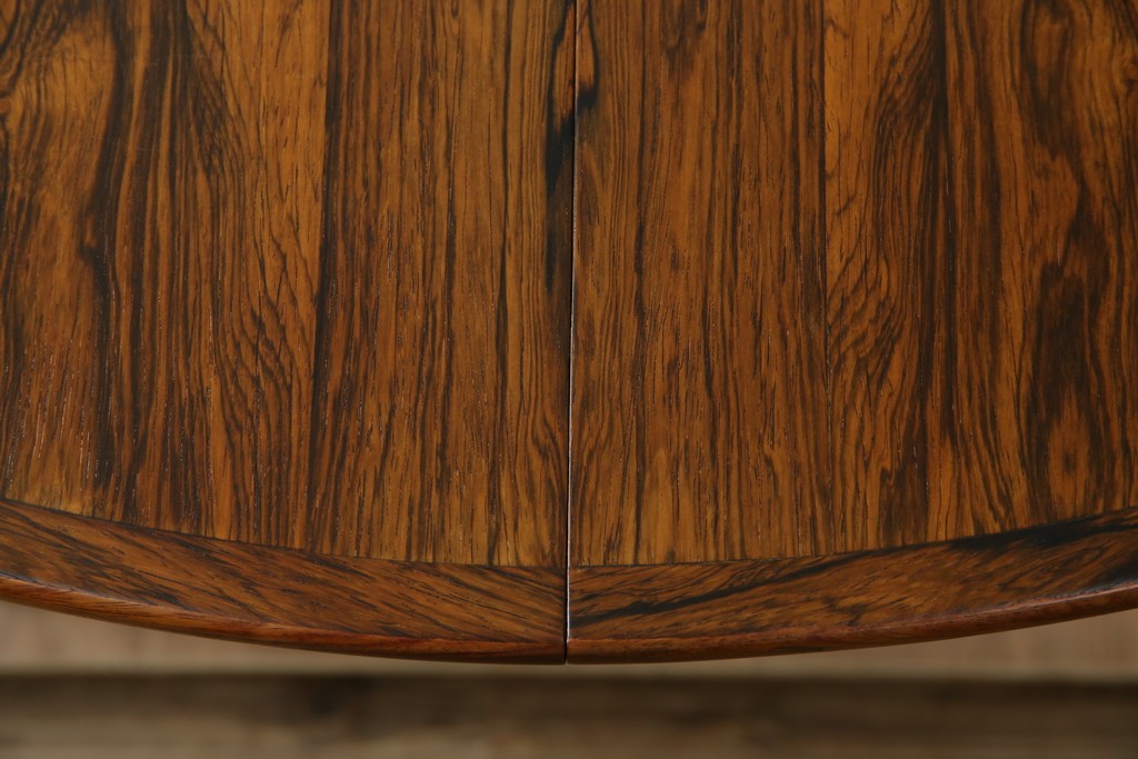 デンマークヴィンテージ　希少　ローズウッド材　Ole Hald(オーレ・ハルド)デザイン　天板のエッジが美しいラウンドダイニングテーブル　(R-086214)