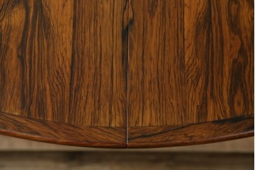 デンマークヴィンテージ　希少　ローズウッド材　Ole Hald(オーレ・ハルド)デザイン　天板のエッジが美しいラウンドダイニングテーブル　(R-086214)