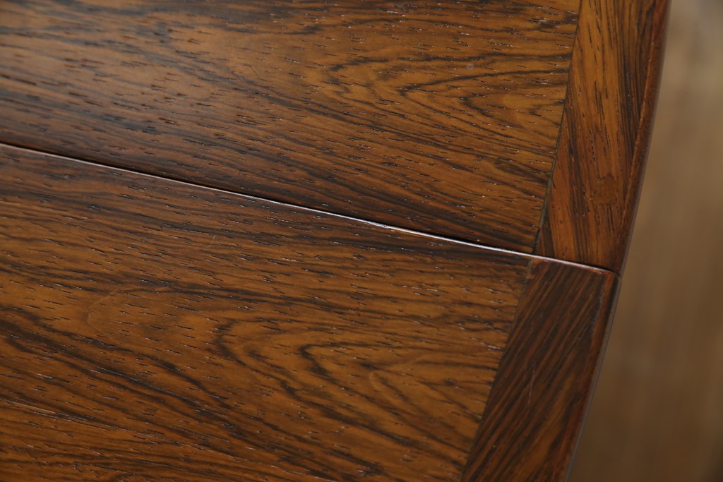 デンマークヴィンテージ　希少　ローズウッド材　Ole Hald(オーレ・ハルド)デザイン　天板のエッジが美しいラウンドダイニングテーブル　(R-086214)