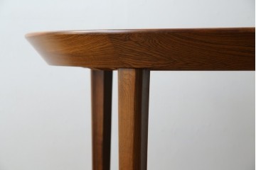 デンマークヴィンテージ　希少　ローズウッド材　Ole Hald(オーレ・ハルド)デザイン　天板のエッジが美しいラウンドダイニングテーブル　(R-086214)