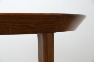 デンマークヴィンテージ　希少　ローズウッド材　Ole Hald(オーレ・ハルド)デザイン　天板のエッジが美しいラウンドダイニングテーブル　(R-086214)