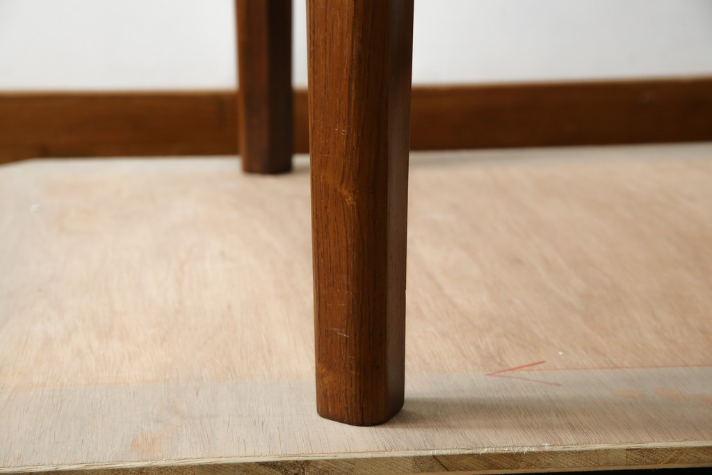 デンマークヴィンテージ　希少　ローズウッド材　Ole Hald(オーレ・ハルド)デザイン　天板のエッジが美しいラウンドダイニングテーブル　(R-086214)