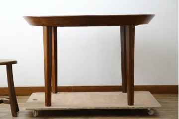 デンマークヴィンテージ　希少　ローズウッド材　Ole Hald(オーレ・ハルド)デザイン　天板のエッジが美しいラウンドダイニングテーブル　(R-086214)