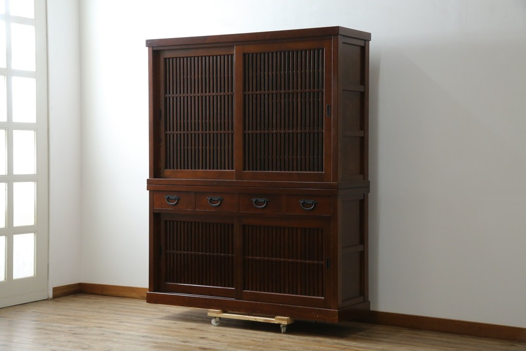 中古　欅(ケヤキ)材　鋲打ちデザインの格子戸と金具の意匠が魅力の水屋箪笥　(R-086215)