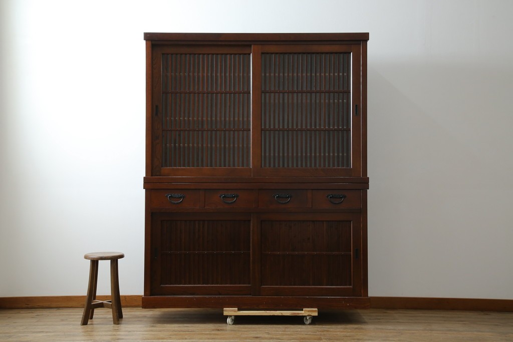 中古　欅(ケヤキ)材　鋲打ちデザインの格子戸と金具の意匠が魅力の水屋箪笥　(R-086215)