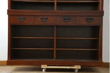 中古　欅(ケヤキ)材　鋲打ちデザインの格子戸と金具の意匠が魅力の水屋箪笥　(R-086215)