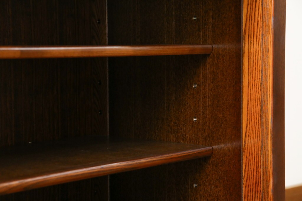 中古　欅(ケヤキ)材　鋲打ちデザインの格子戸と金具の意匠が魅力の水屋箪笥　(R-086215)