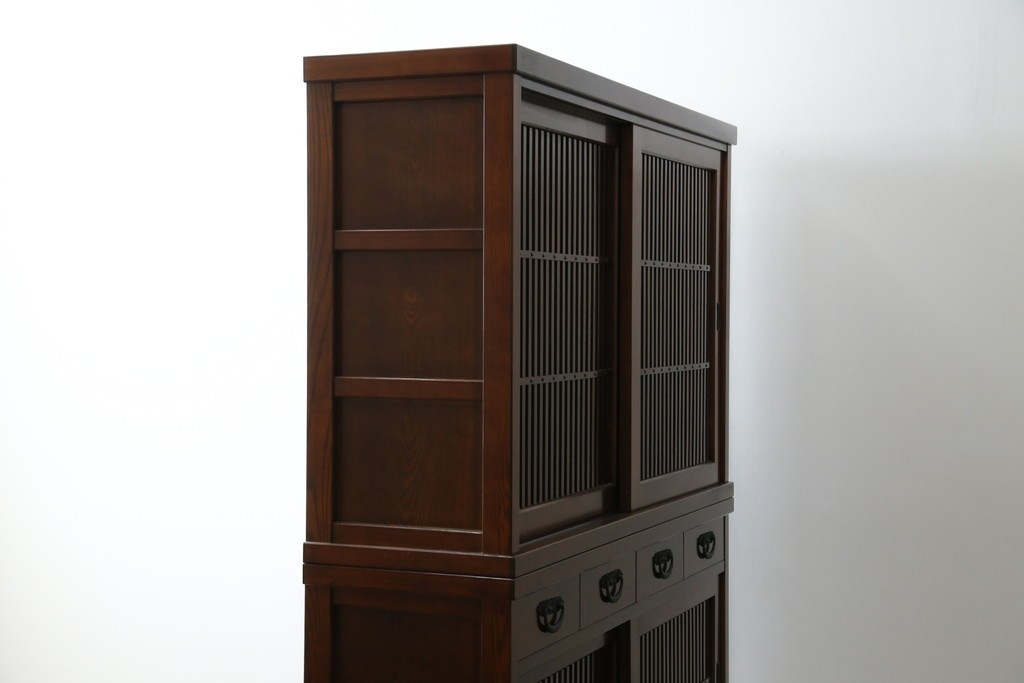 中古　欅(ケヤキ)材　鋲打ちデザインの格子戸と金具の意匠が魅力の水屋箪笥　(R-086215)