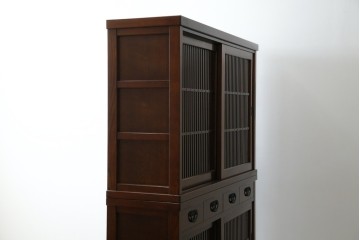 中古　欅(ケヤキ)材　鋲打ちデザインの格子戸と金具の意匠が魅力の水屋箪笥　(R-086215)