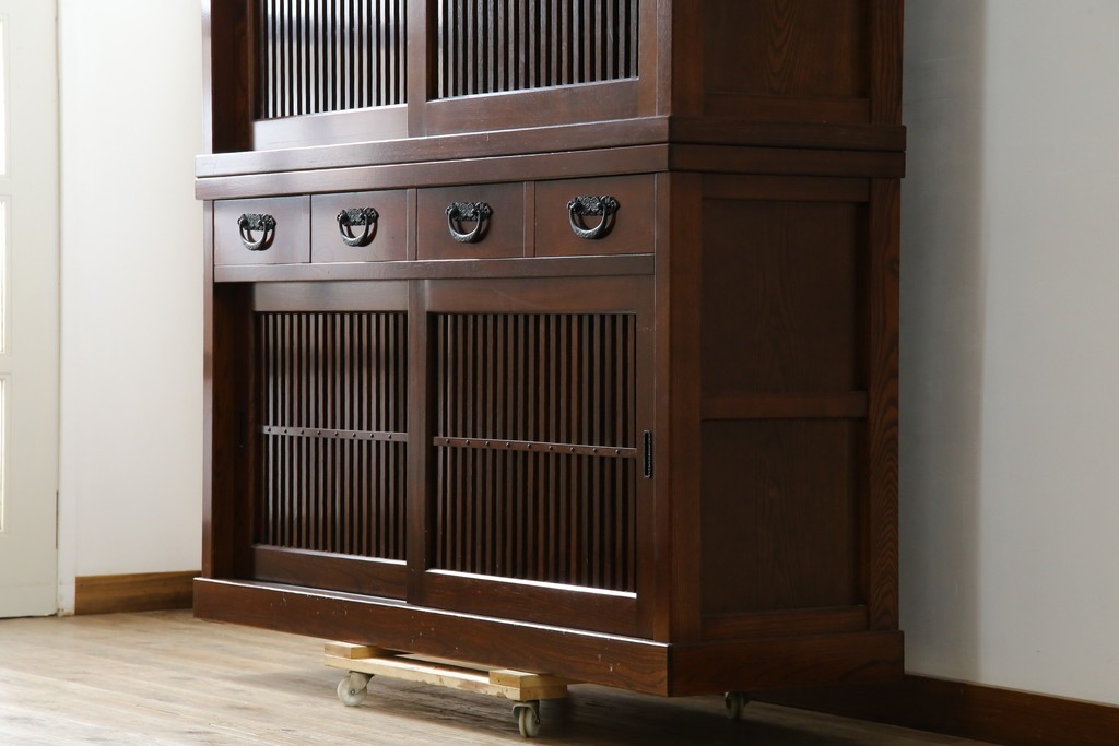 中古　欅(ケヤキ)材　鋲打ちデザインの格子戸と金具の意匠が魅力の水屋箪笥　(R-086215)