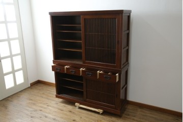 中古　欅(ケヤキ)材　鋲打ちデザインの格子戸と金具の意匠が魅力の水屋箪笥　(R-086215)