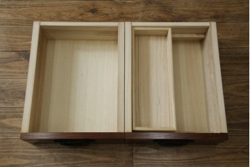 中古　欅(ケヤキ)材　鋲打ちデザインの格子戸と金具の意匠が魅力の水屋箪笥　(R-086215)