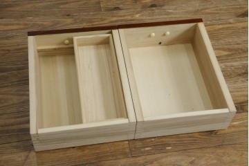 中古　欅(ケヤキ)材　鋲打ちデザインの格子戸と金具の意匠が魅力の水屋箪笥　(R-086215)