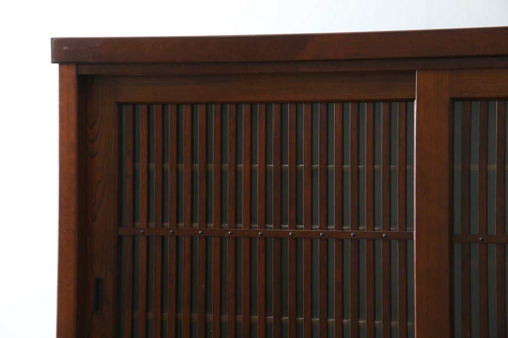 中古　欅(ケヤキ)材　鋲打ちデザインの格子戸と金具の意匠が魅力の水屋箪笥　(R-086215)