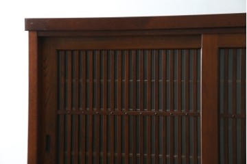 中古　欅(ケヤキ)材　鋲打ちデザインの格子戸と金具の意匠が魅力の水屋箪笥　(R-086215)