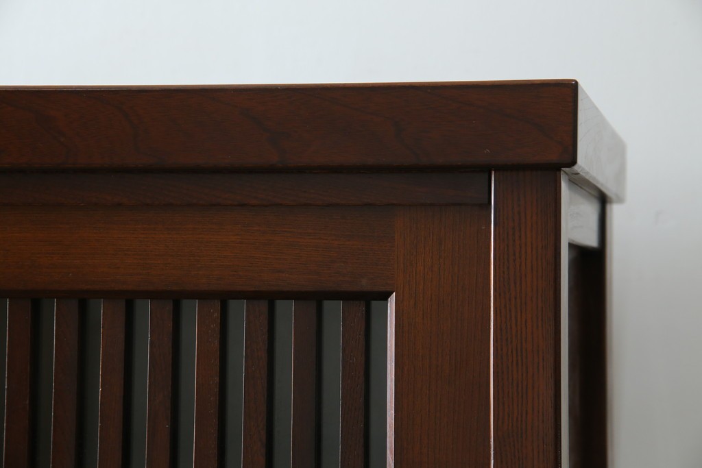 中古　欅(ケヤキ)材　鋲打ちデザインの格子戸と金具の意匠が魅力の水屋箪笥　(R-086215)