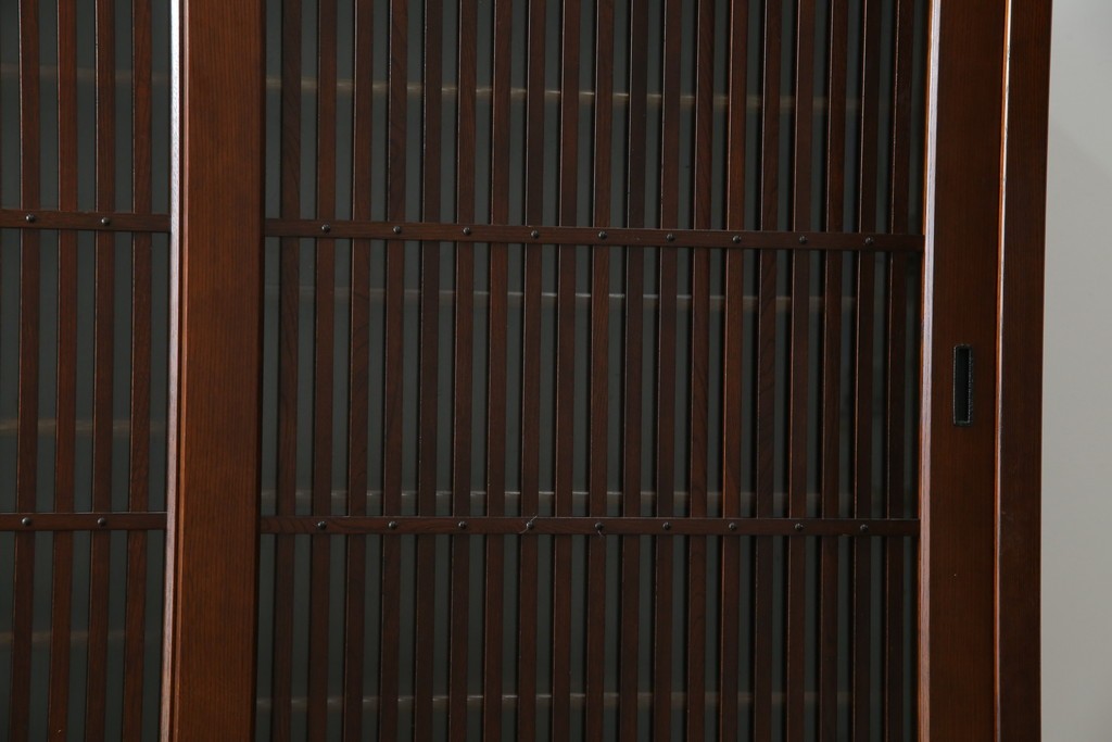 中古　欅(ケヤキ)材　鋲打ちデザインの格子戸と金具の意匠が魅力の水屋箪笥　(R-086215)