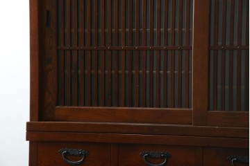 中古　欅(ケヤキ)材　鋲打ちデザインの格子戸と金具の意匠が魅力の水屋箪笥　(R-086215)