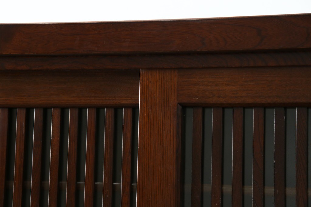 中古　欅(ケヤキ)材　鋲打ちデザインの格子戸と金具の意匠が魅力の水屋箪笥　(R-086215)