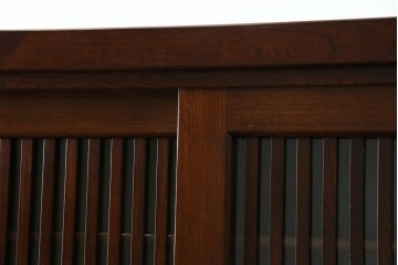 中古　欅(ケヤキ)材　鋲打ちデザインの格子戸と金具の意匠が魅力の水屋箪笥　(R-086215)