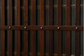 中古　欅(ケヤキ)材　鋲打ちデザインの格子戸と金具の意匠が魅力の水屋箪笥　(R-086215)