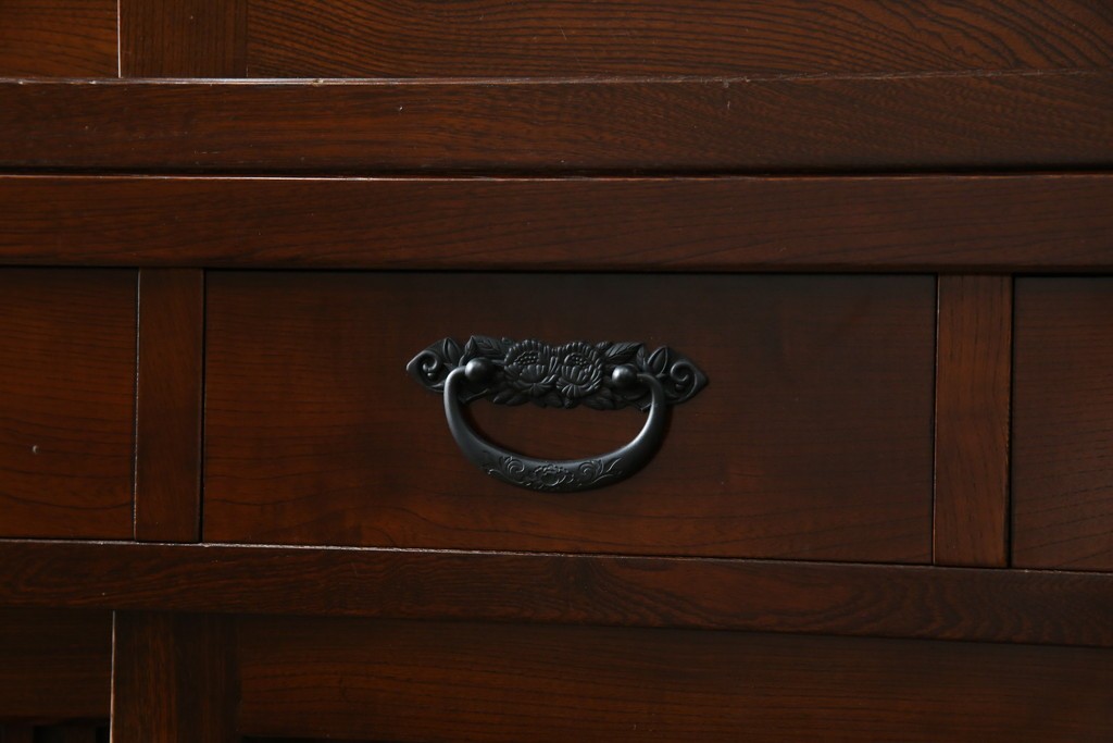 中古　欅(ケヤキ)材　鋲打ちデザインの格子戸と金具の意匠が魅力の水屋箪笥　(R-086215)