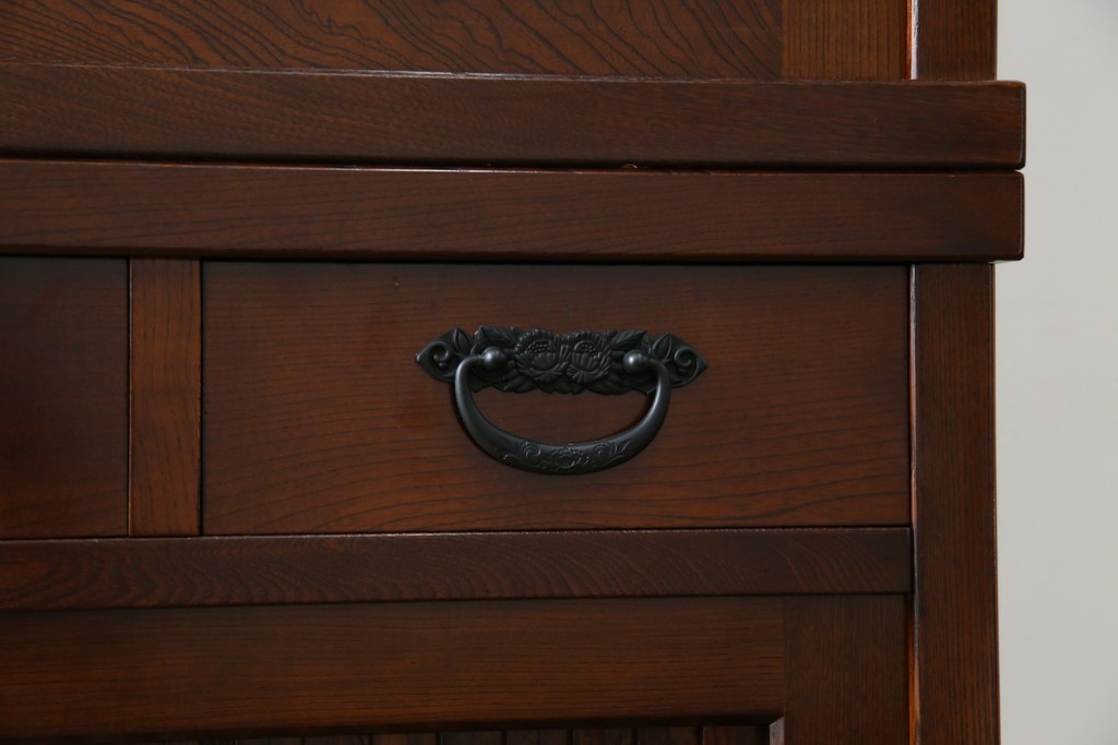 中古　欅(ケヤキ)材　鋲打ちデザインの格子戸と金具の意匠が魅力の水屋箪笥　(R-086215)