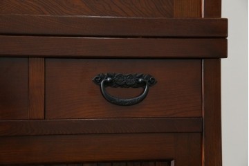 中古　欅(ケヤキ)材　鋲打ちデザインの格子戸と金具の意匠が魅力の水屋箪笥　(R-086215)