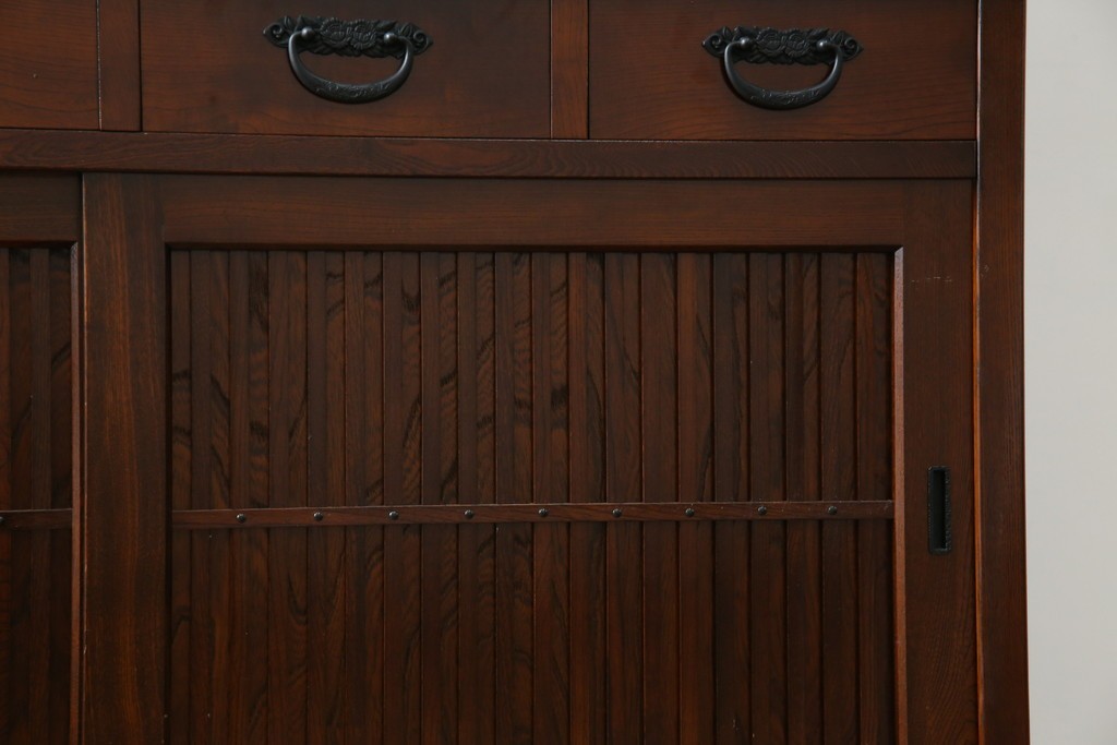 中古　欅(ケヤキ)材　鋲打ちデザインの格子戸と金具の意匠が魅力の水屋箪笥　(R-086215)