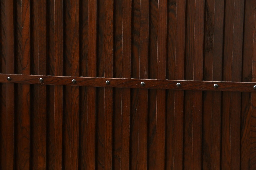 中古　欅(ケヤキ)材　鋲打ちデザインの格子戸と金具の意匠が魅力の水屋箪笥　(R-086215)