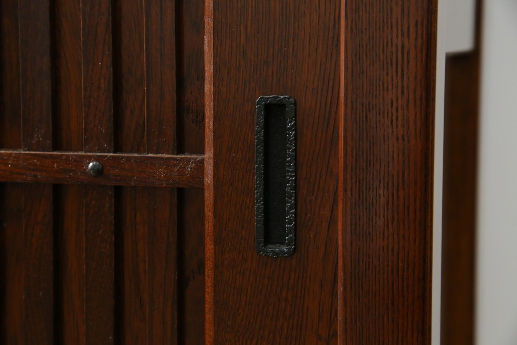 中古　欅(ケヤキ)材　鋲打ちデザインの格子戸と金具の意匠が魅力の水屋箪笥　(R-086215)