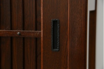 中古　欅(ケヤキ)材　鋲打ちデザインの格子戸と金具の意匠が魅力の水屋箪笥　(R-086215)