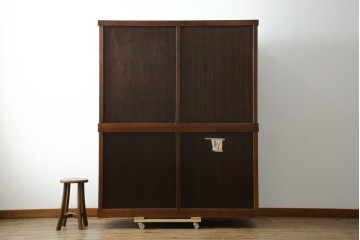 中古　欅(ケヤキ)材　鋲打ちデザインの格子戸と金具の意匠が魅力の水屋箪笥　(R-086215)