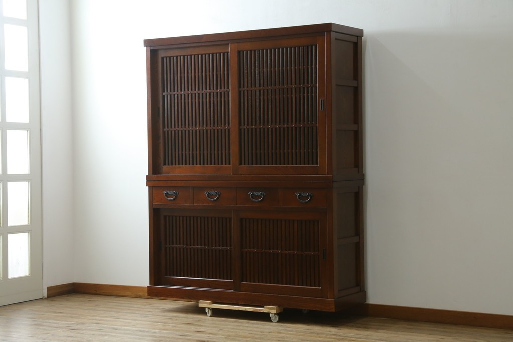 中古　欅(ケヤキ)材　鋲打ちデザインの格子戸と金具の意匠が魅力の水屋箪笥　(R-086215)