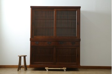中古　欅(ケヤキ)材　鋲打ちデザインの格子戸と金具の意匠が魅力の水屋箪笥　(R-086215)