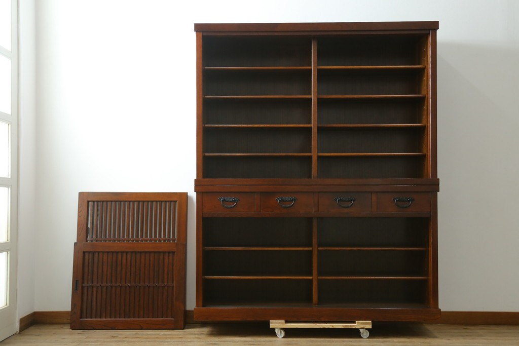 中古　欅(ケヤキ)材　鋲打ちデザインの格子戸と金具の意匠が魅力の水屋箪笥　(R-086215)