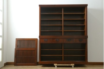 中古　欅(ケヤキ)材　鋲打ちデザインの格子戸と金具の意匠が魅力の水屋箪笥　(R-086215)