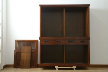 中古　欅(ケヤキ)材　鋲打ちデザインの格子戸と金具の意匠が魅力の水屋箪笥　(R-086215)