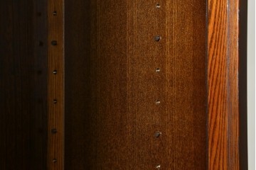 中古　欅(ケヤキ)材　鋲打ちデザインの格子戸と金具の意匠が魅力の水屋箪笥　(R-086215)