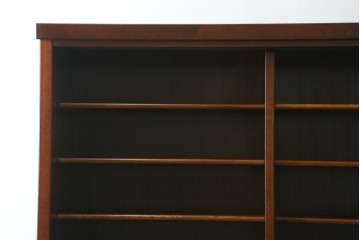 中古　欅(ケヤキ)材　鋲打ちデザインの格子戸と金具の意匠が魅力の水屋箪笥　(R-086215)