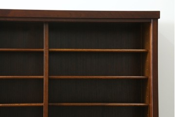 中古　欅(ケヤキ)材　鋲打ちデザインの格子戸と金具の意匠が魅力の水屋箪笥　(R-086215)
