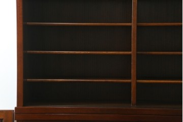 中古　欅(ケヤキ)材　鋲打ちデザインの格子戸と金具の意匠が魅力の水屋箪笥　(R-086215)