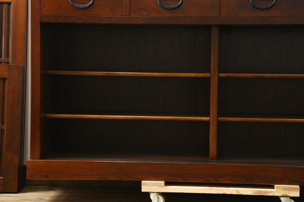 中古　欅(ケヤキ)材　鋲打ちデザインの格子戸と金具の意匠が魅力の水屋箪笥　(R-086215)