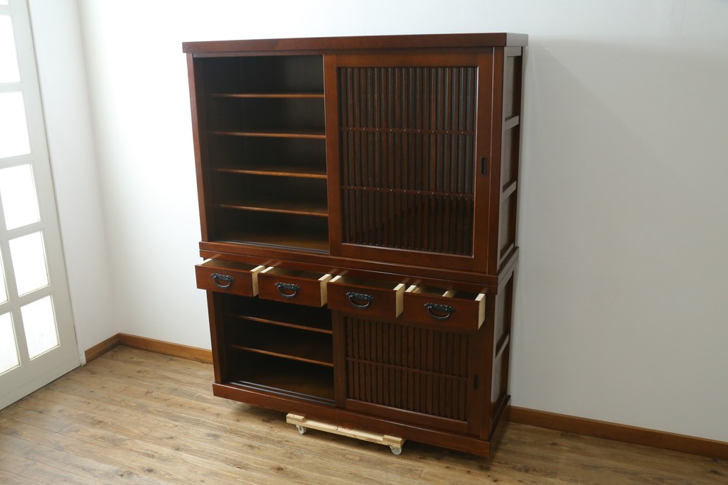 中古　欅(ケヤキ)材　鋲打ちデザインの格子戸と金具の意匠が魅力の水屋箪笥　(R-086215)