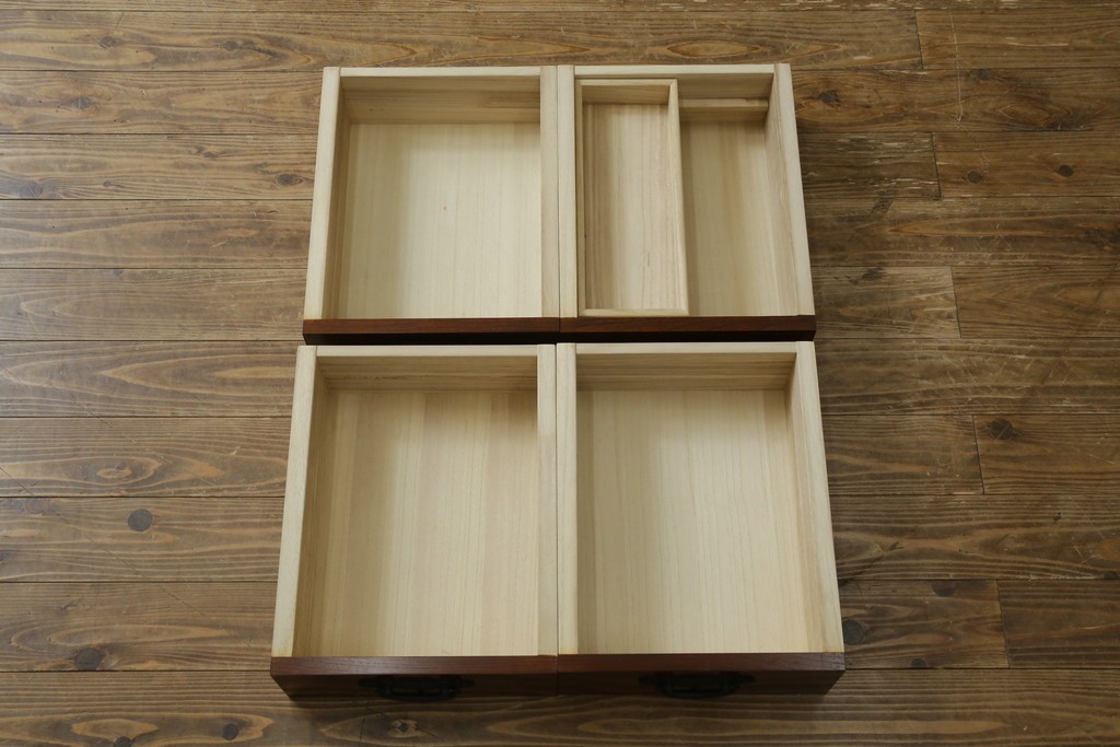 中古　欅(ケヤキ)材　鋲打ちデザインの格子戸と金具の意匠が魅力の水屋箪笥　(R-086215)