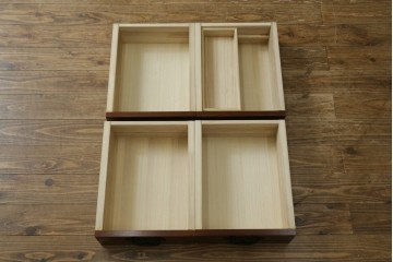 中古　欅(ケヤキ)材　鋲打ちデザインの格子戸と金具の意匠が魅力の水屋箪笥　(R-086215)